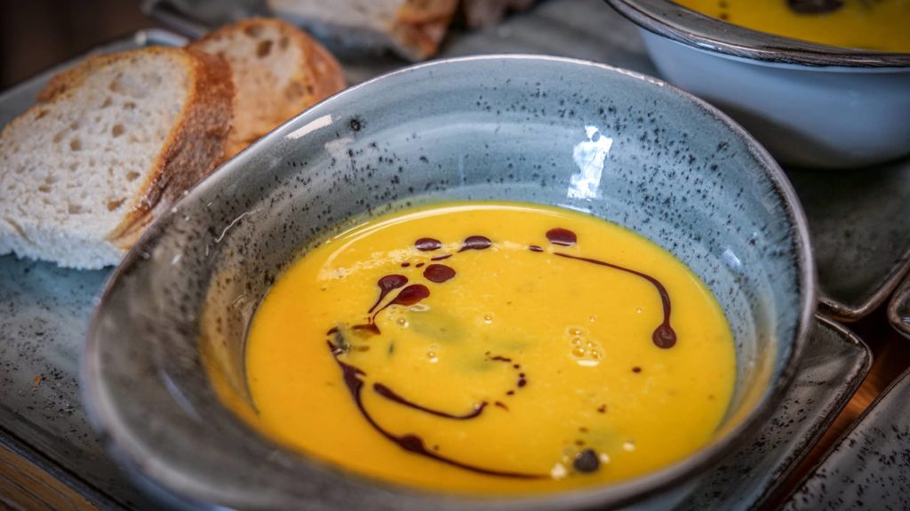 Kürbiscremesuppe mit Brot