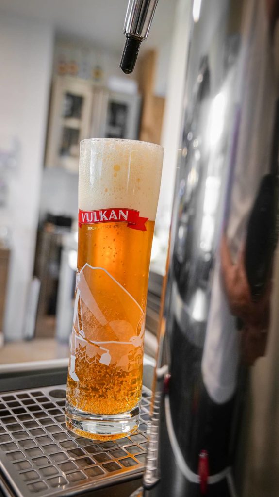 Vulkanbier im Glas wird gezapft