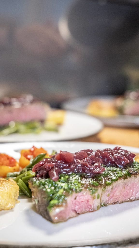 Rosa gebratenes Steak mit Zwiebelmarmelade