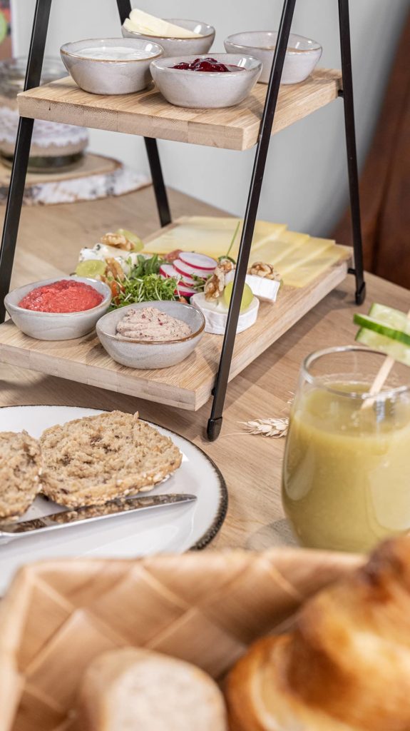 Vegetarisches Frühstück auf Etagere