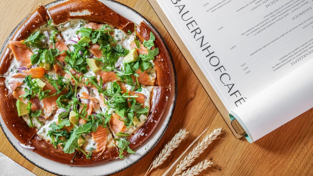 Lachsbrizza mit Rucola auf Holztisch