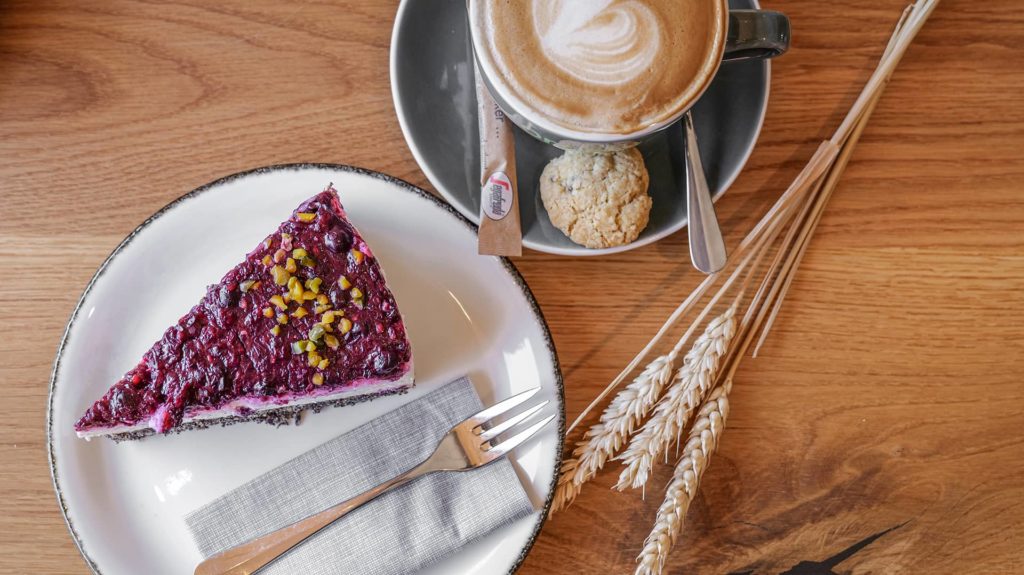 Cappuccino und Kuchen