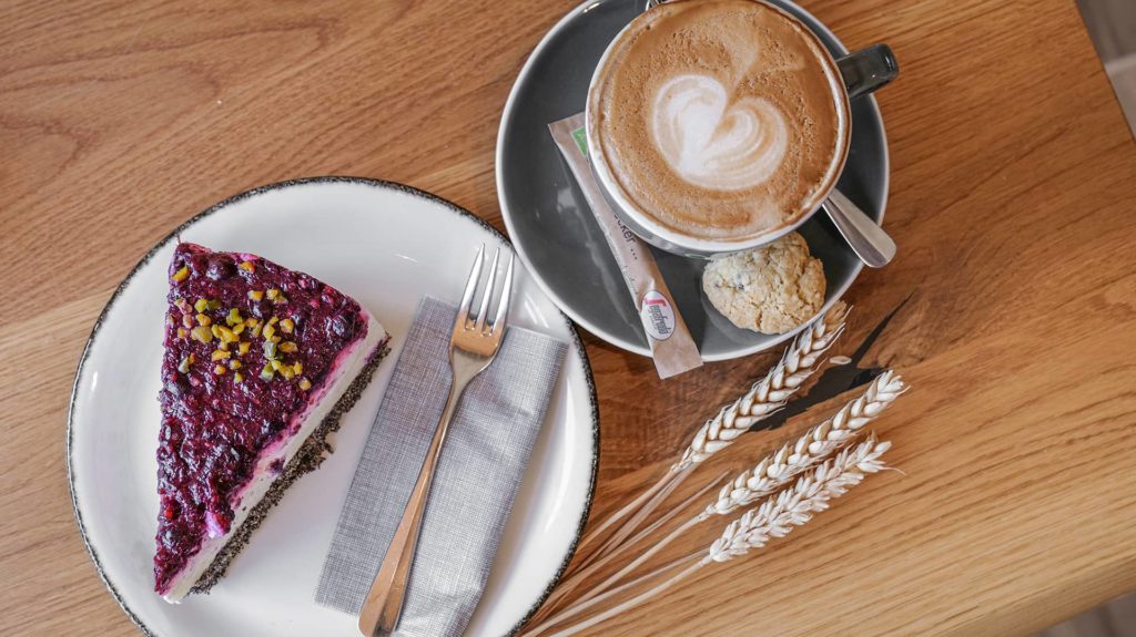 Stück Kuchen und ein Cappuccino