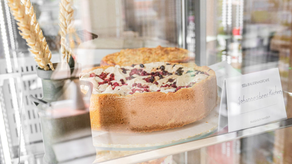 Vitrine mit Kuchen