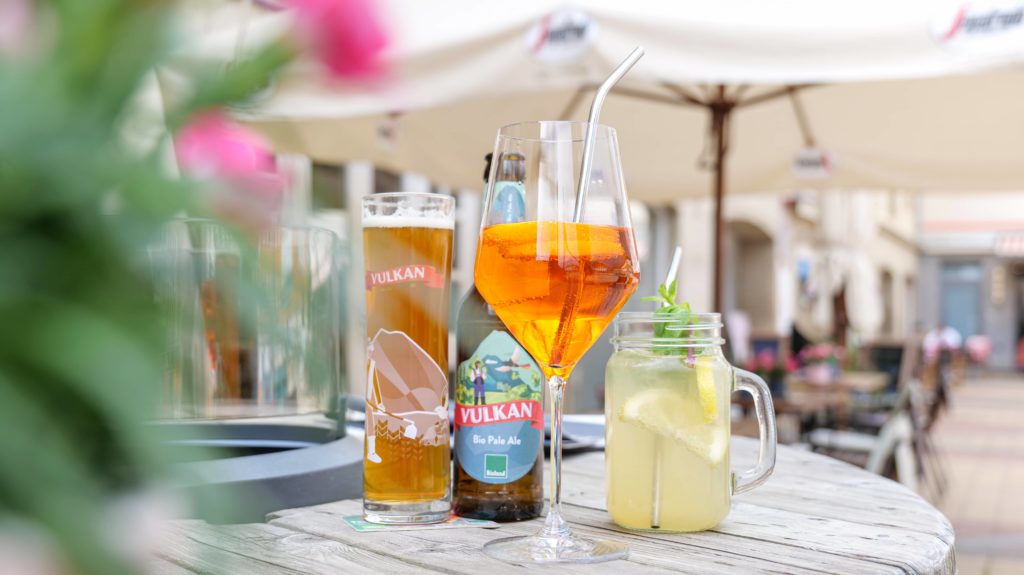 Bier, Aperol und Limonade draußen auf Tisch