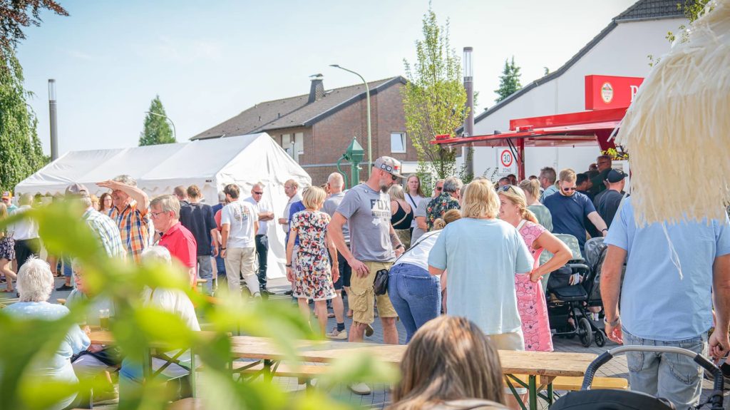 Menschen auf einem Feierabendmarkt