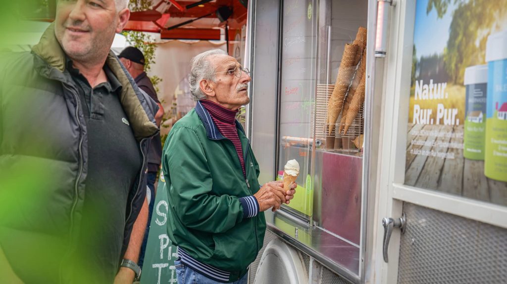 Älterer mann kauft Kugel Eis am Eiswagen