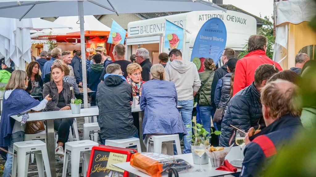 Eistruck und Menschen auf dem Schlemmermarkt