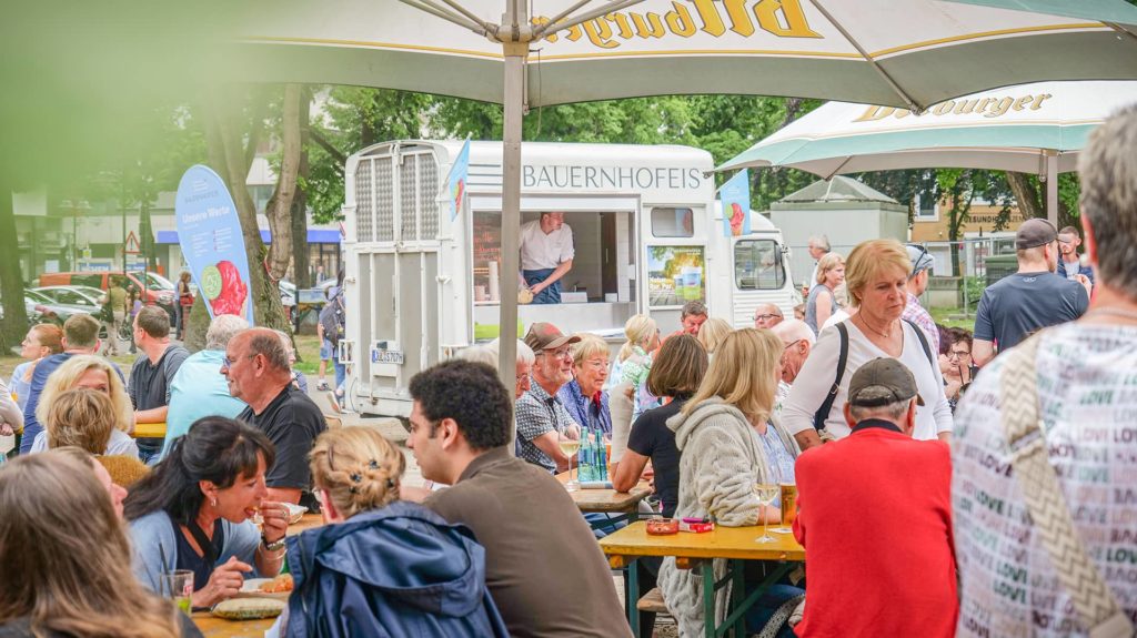 Eistruck Bauernhofeis auf dem Schloßplatz Jülich