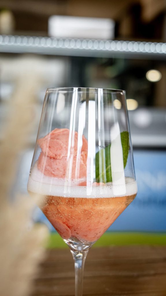 Eiscocktail mit Fruchteis und Sekt