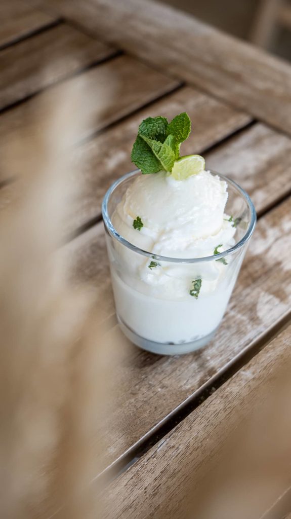 Eiscocktail auf Holztisch