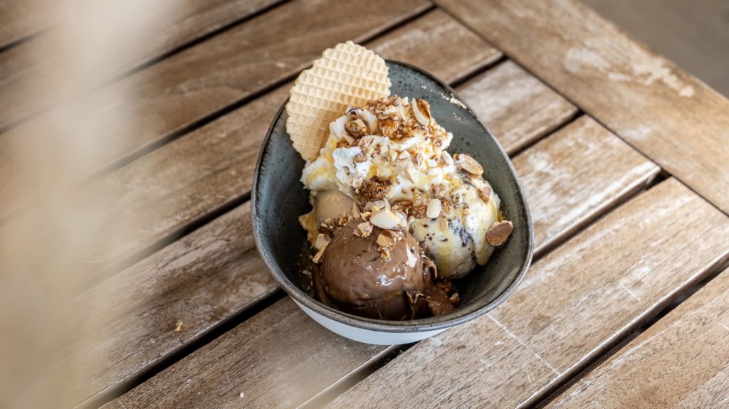 Eisbecher mit Sahne und Karamellsauce