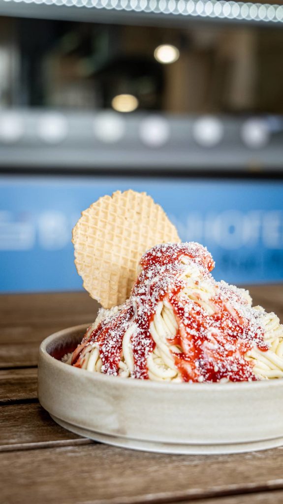 Spaghettieis in der Eisdiele am Marktplatz