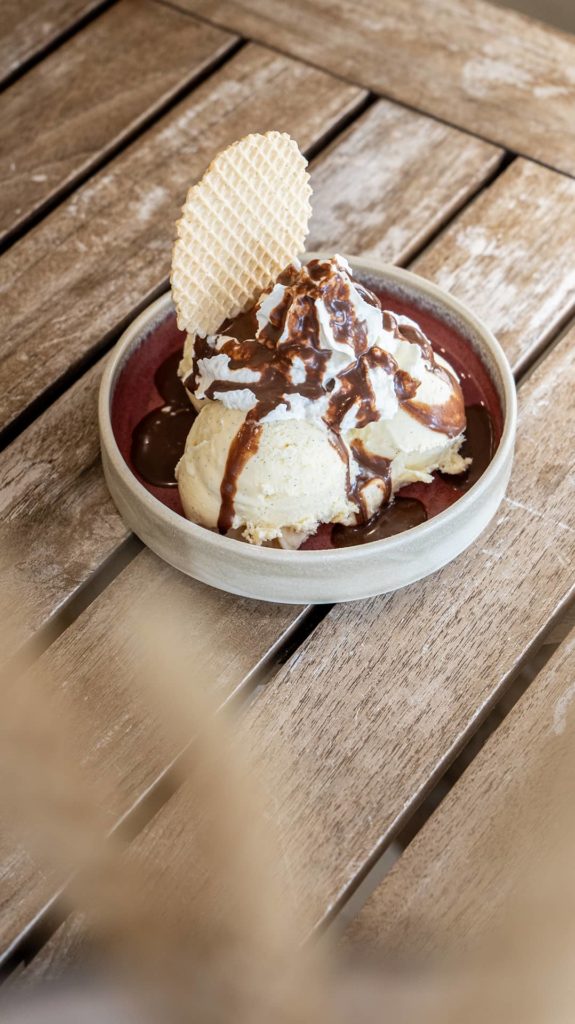 Eisbecher mit Sahne und Schokosauce