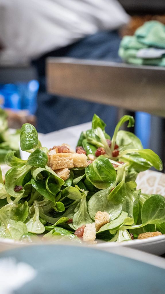 Salat mit Schinken und Brotwürfeln