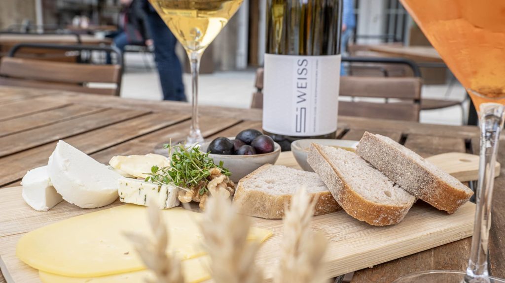 Käseplatte mit Brot und Trauben