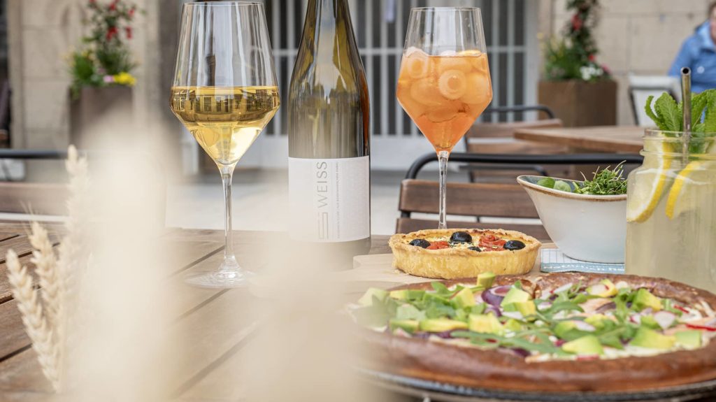 Brizza, Tarte, Weißwein und Aperol Spritz