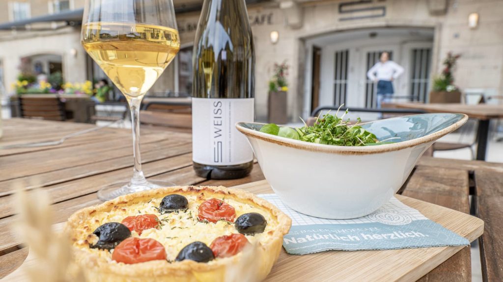 Tarte mit Weißwein und Salat