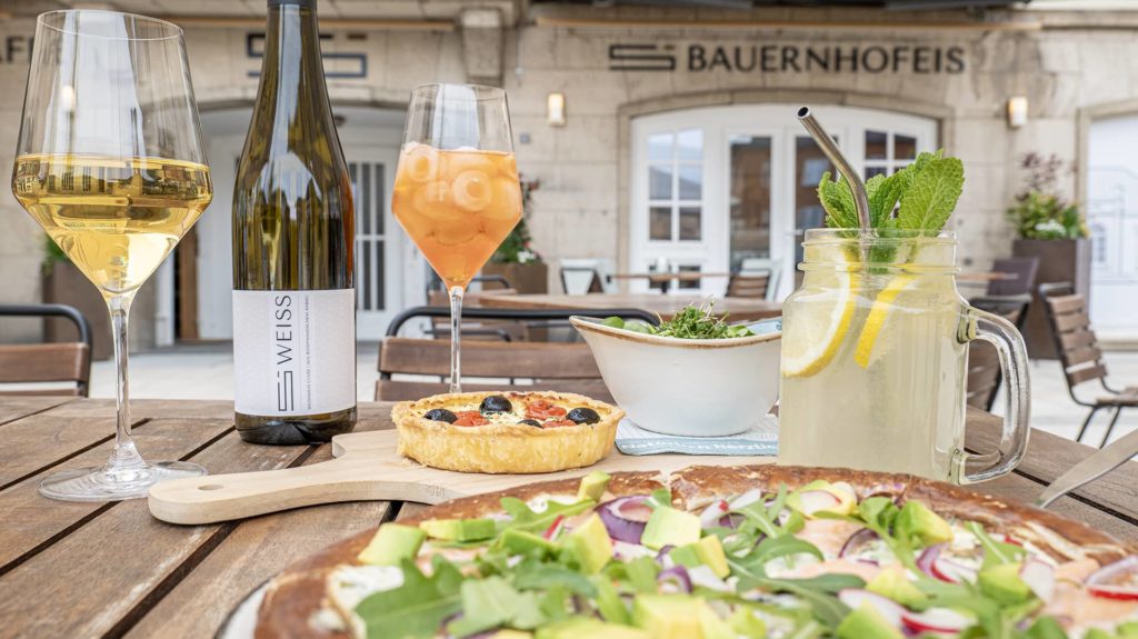 Speisen und Getränke vor dem Bauernhofcafé