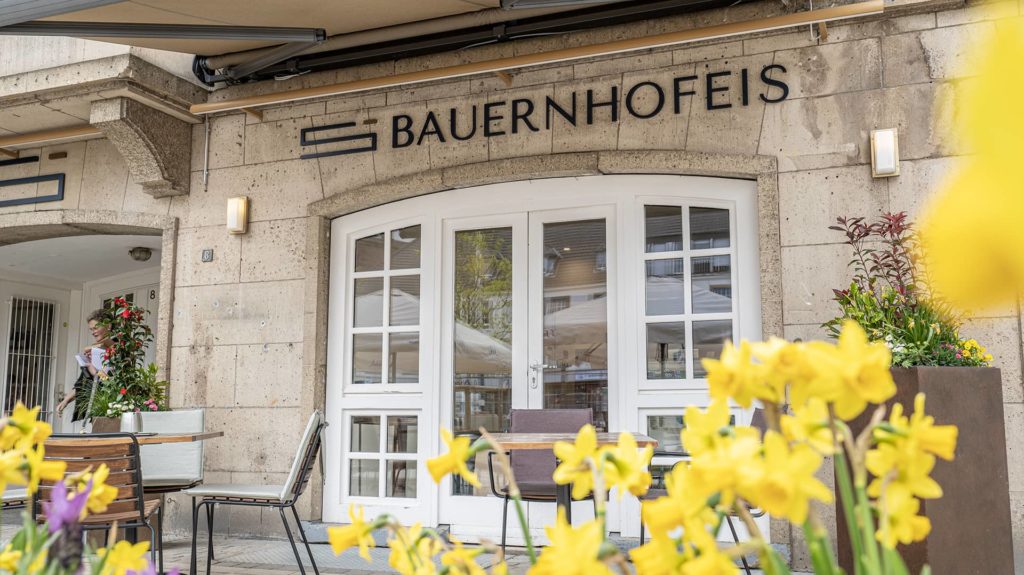 Eingang Einsdiele von Bauernhofeis am Marktplatz in Jülich