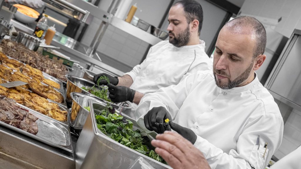 Köche sortieren Salate und Blüten