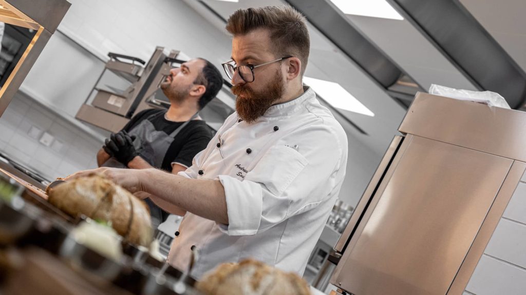 Koch schneidet Brot von Felix Abschlag im Schwan Restaurant