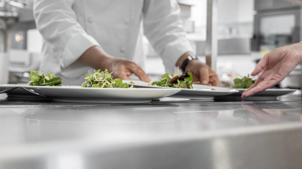 Teller mit Salat am Pass