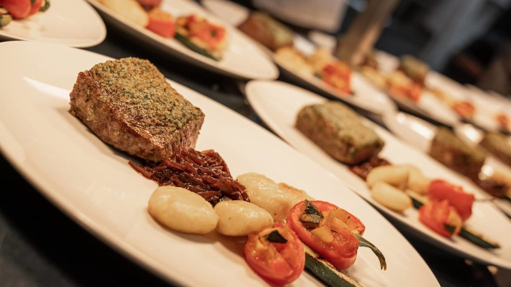 Teller mit Steak, Gnocchi und Gemüse