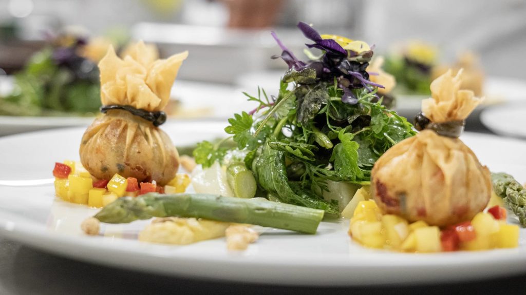 Gemüsetaschen auf melonen mit Spargel und Salat