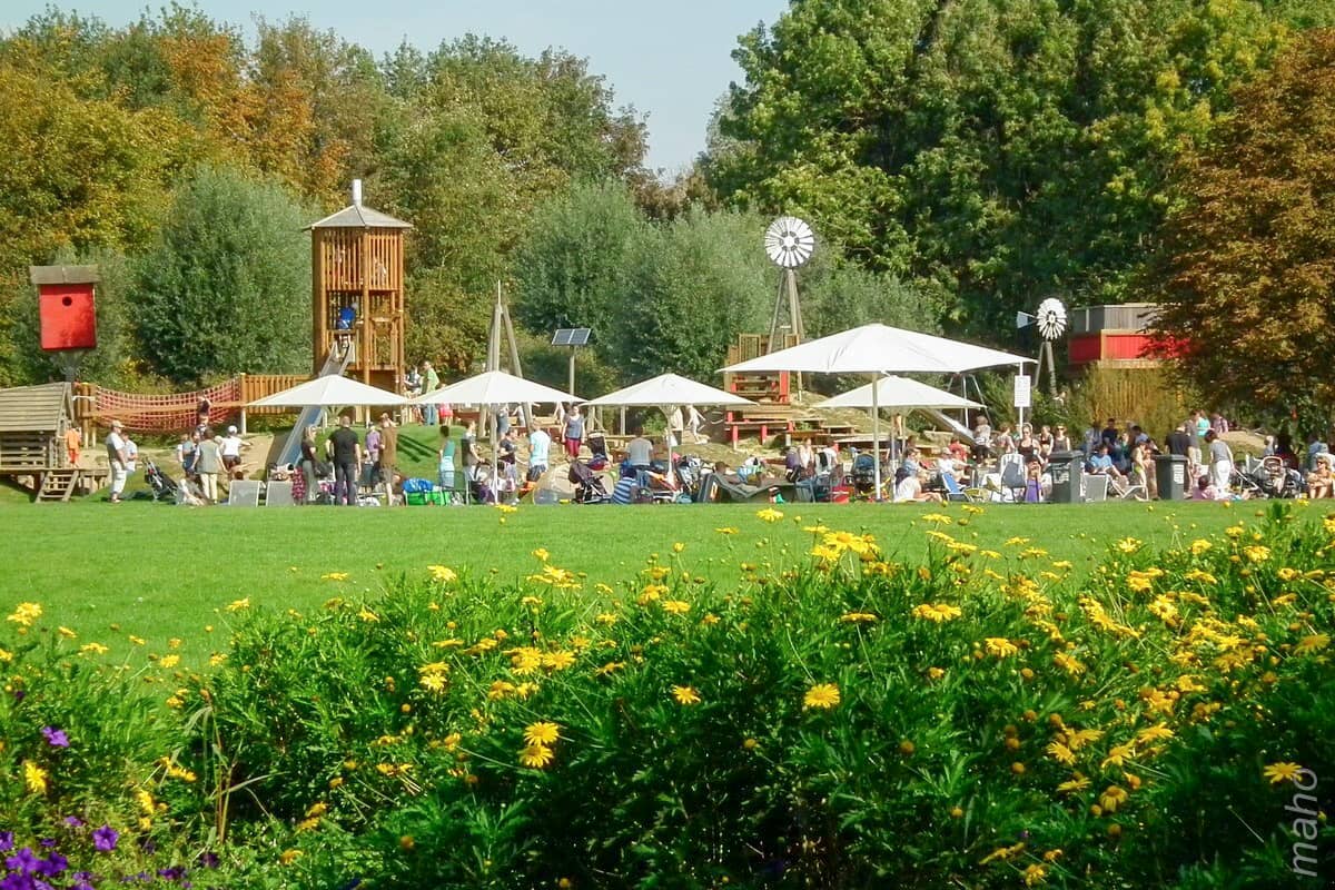 Wiese und Spielplatz im Brückenkopfpark Jülich