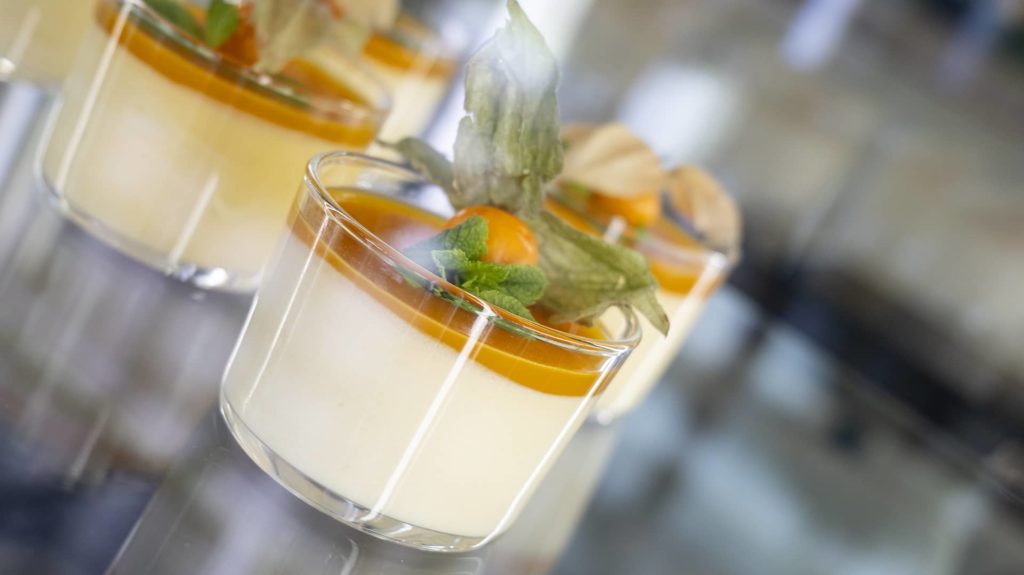 Creme mit Passionsfrucht im Glas und Physalis