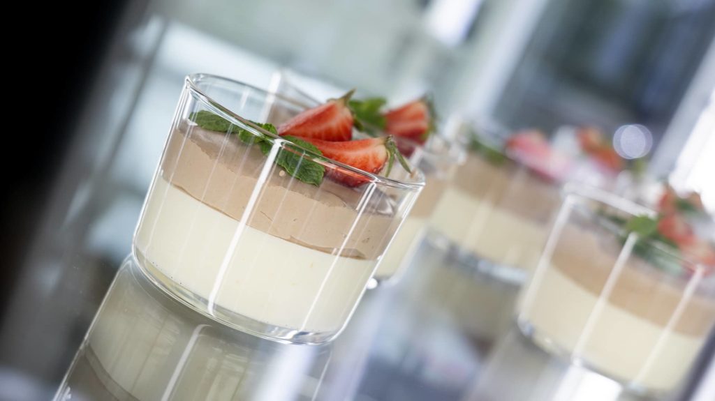 Schokoladenmousse im Glas mit Erdbeeren