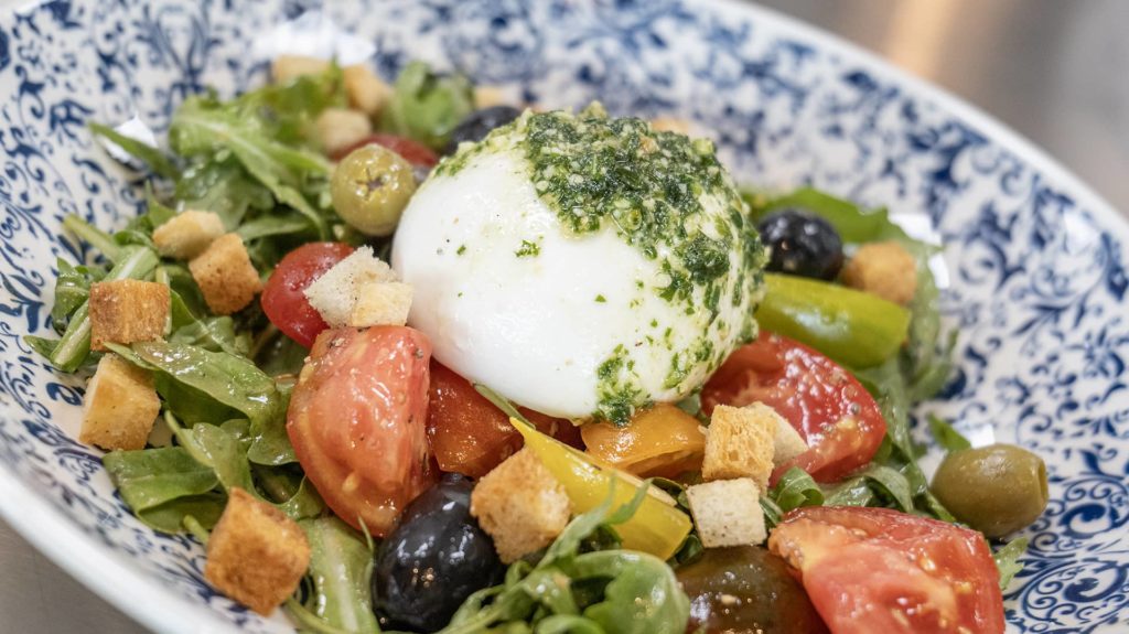 Burrata Frischkäse mit Tomaten und Rucola