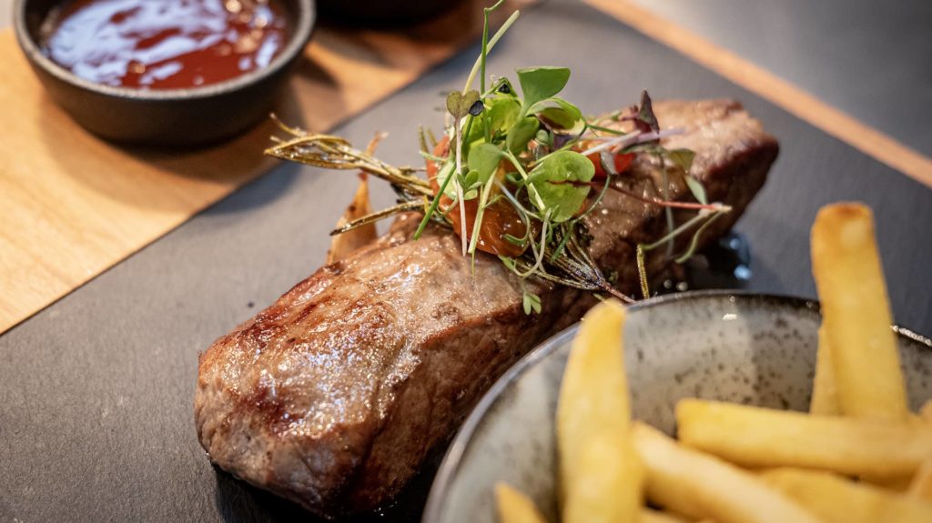 Steak und Fries auf Schieferplatte