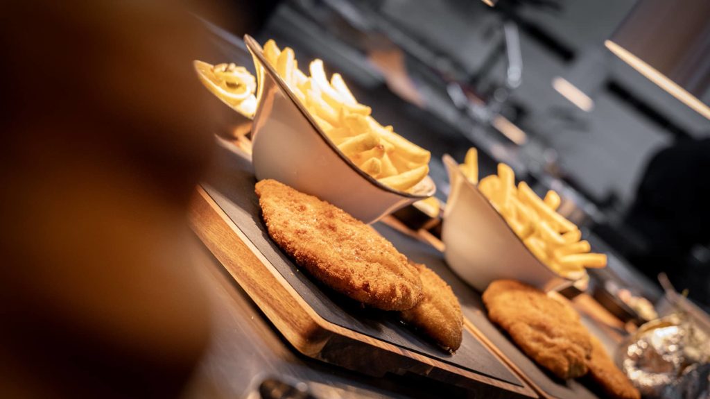 Schnitzel Wiener Art und Pommes Frittes auf schieferplatten