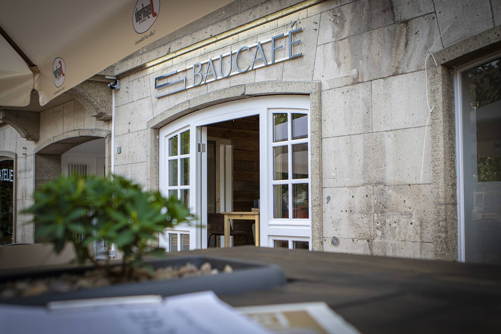 Eingang vom Schwan Baucafé am Markt