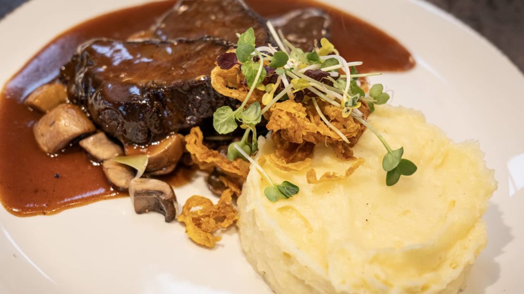 Rinderbäckchen mit Kartoffelpürre, Gemüse und Spätburgundersauce