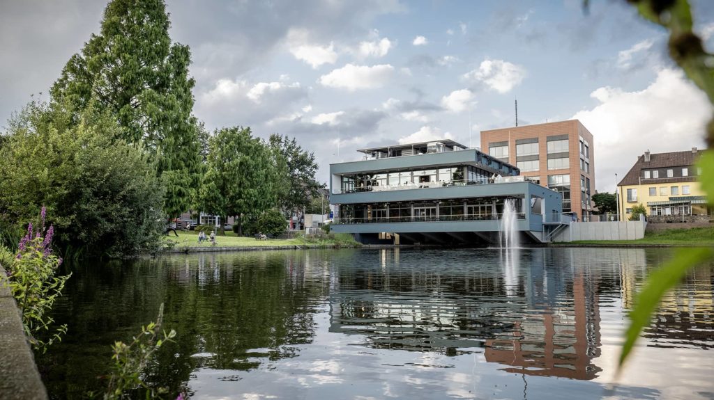 Schwan Restaurant und Bistro am Schwanenteich in Jülich bei Tag