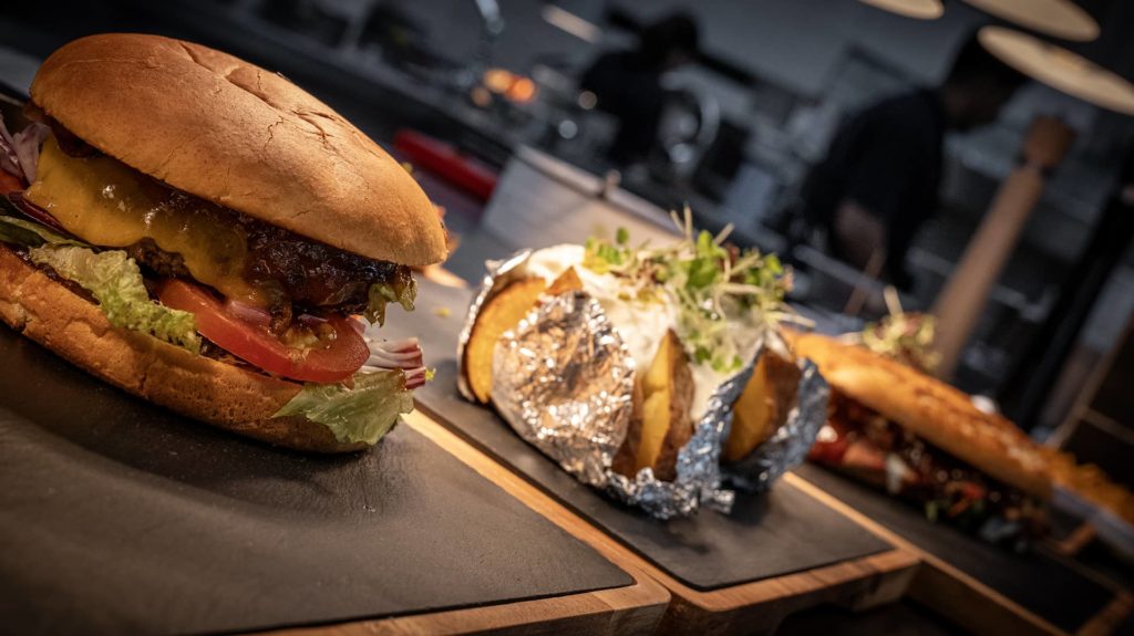 Burger und Ofenkartoffeln auf Schieferplatten