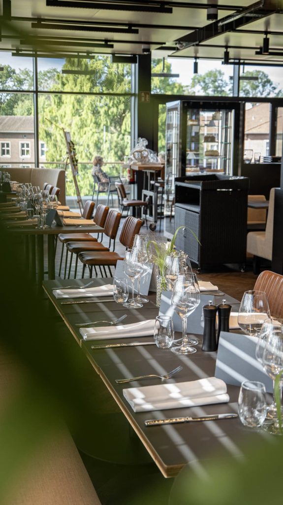 Eingedeckte Tische im Bistro für eine Hochzeit