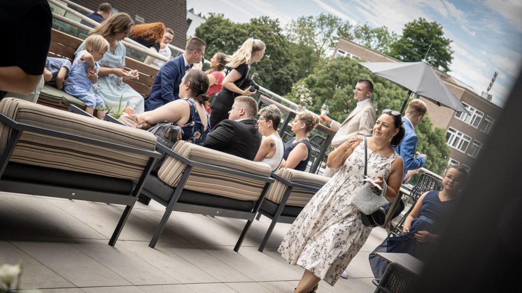 Terrasse im Schwan Bistro mit Gästen