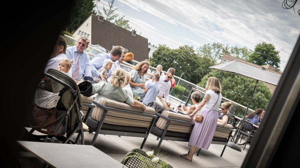 Gäste einer Hochzeit auf der Terrasse vom Schwan Bistro