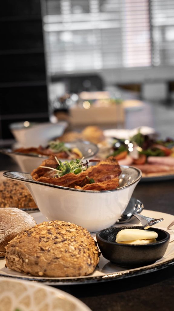 Rühreier mit Speck und gemischten Brötchen von Felix Abschlag